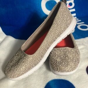 U.S. Polo Assn. Cream and White Flats with Textured Finish 8.5